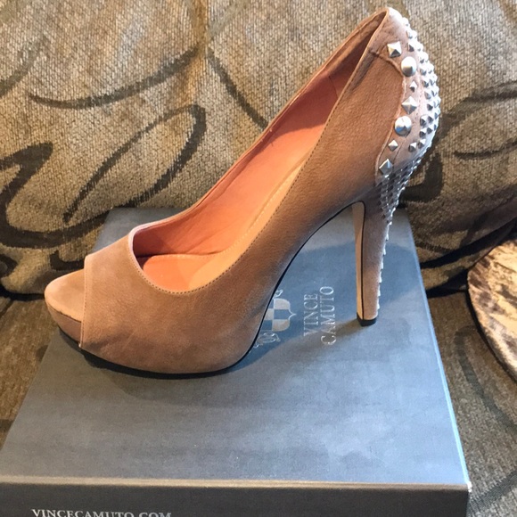 Vince Camuto | 8.5 beautiful studded pump. - Picture 3 of 8